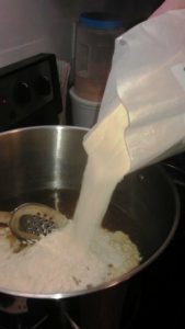 Adicionando o extrato de malte puro na água da brassagem