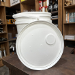 detalhe interno da tampa do balde plástico 20 litros